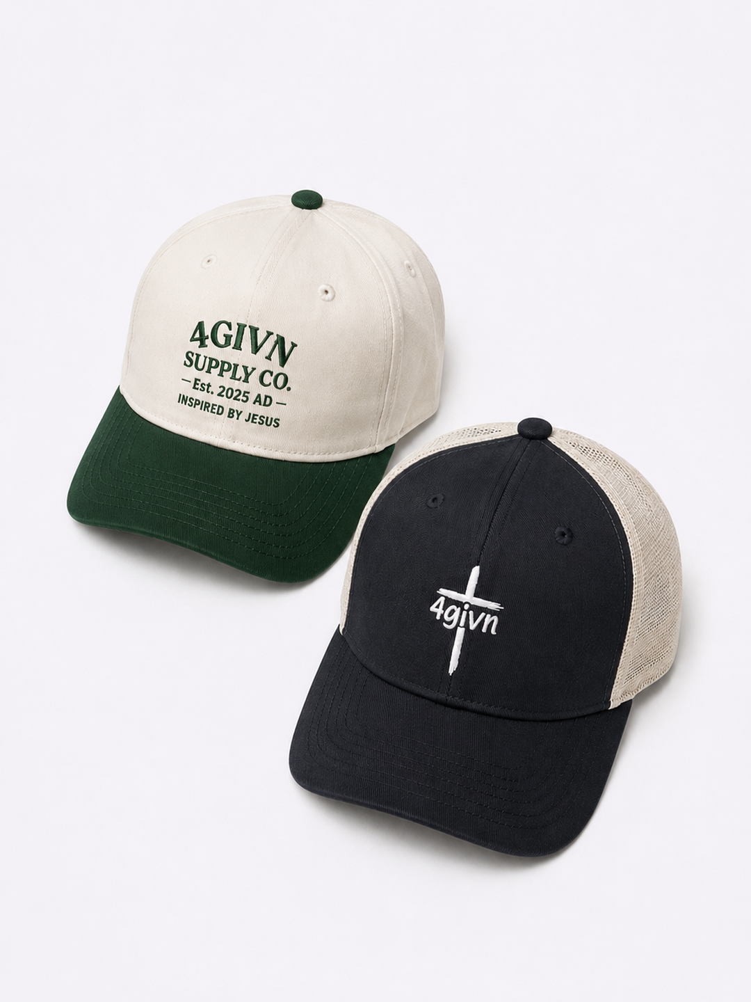 4GIVN Supply petten collectie: cream-groene cap met wordmark en navy trucker-cap met kruislogo