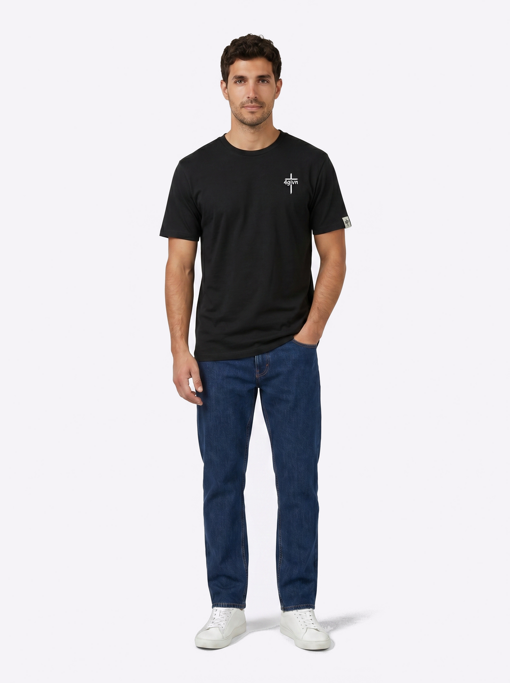 Andre draagt 4GIVN Essential zwart T-shirt voorkant, 1.85 m, maat L
