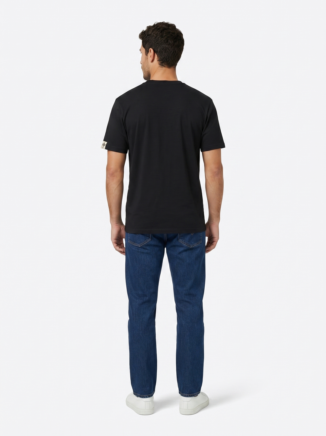 Andre draagt 4GIVN Essential zwart T-shirt achterkant, 1.85 m, maat L