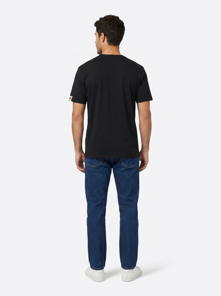 Andre draagt 4GIVN Essential zwart T-shirt achterkant, 1.85 m, maat L