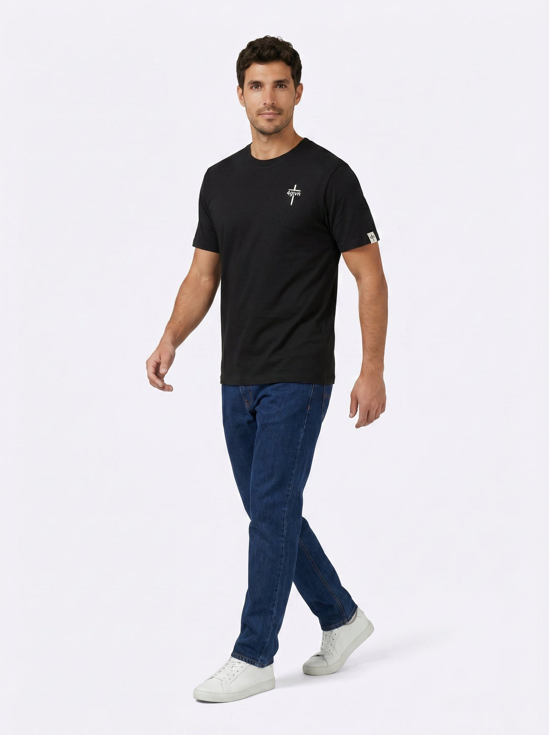 Andre draagt 4GIVN Essential zwart T-shirt in motion, 1.85 m, maat L