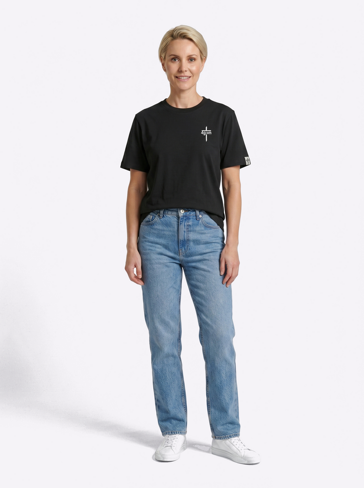 Sara draagt 4GIVN Essential zwart T-shirt voorkant, 1.72 m, maat M