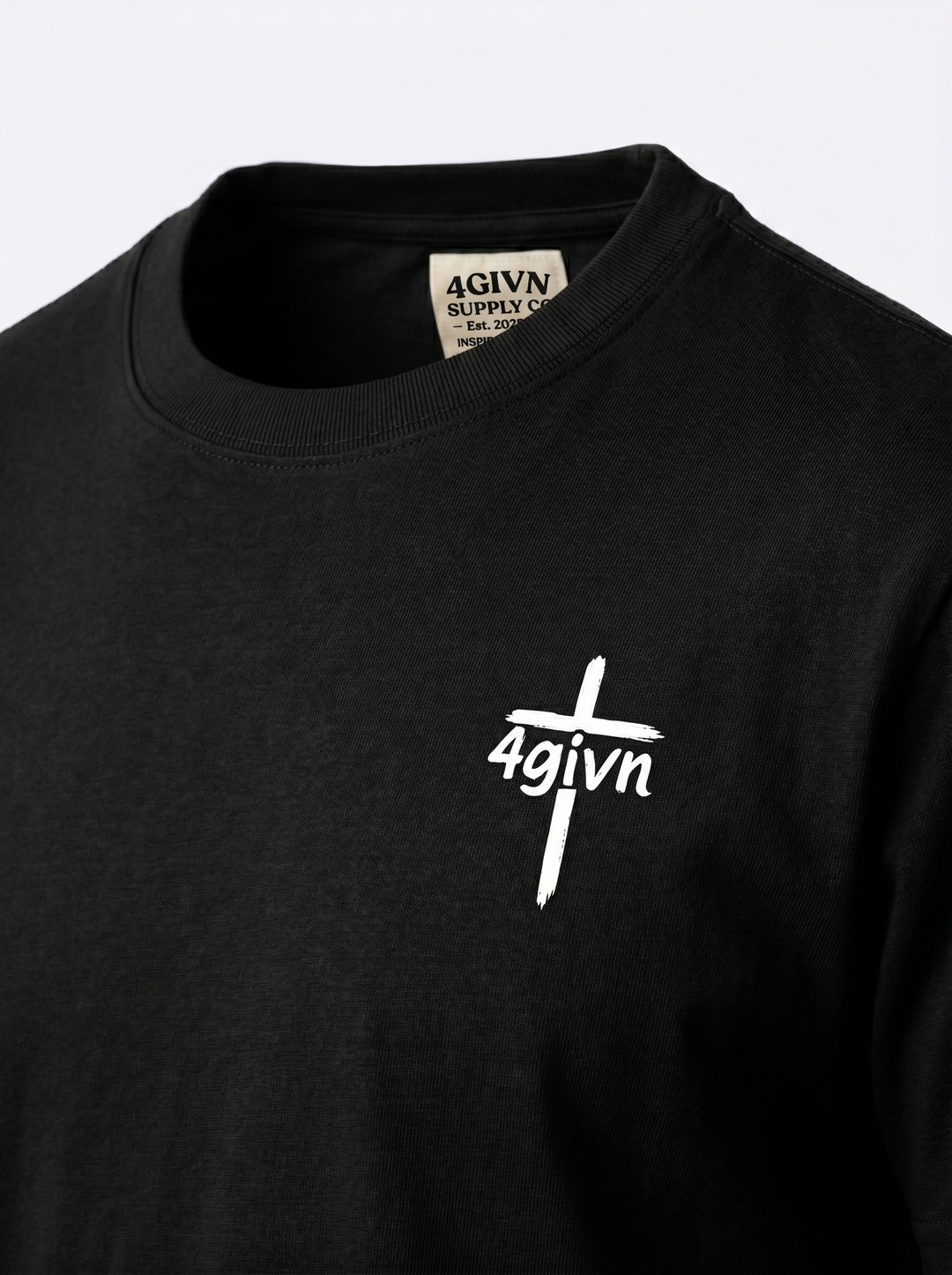Detail van het witte 4GIVN borstlogo op het zwarte Essential T-shirt