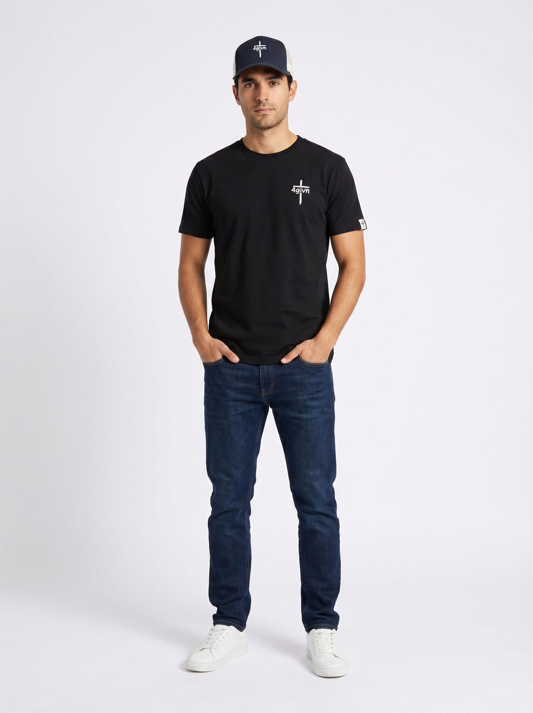 Essential Cap navy ecru op model voorkant