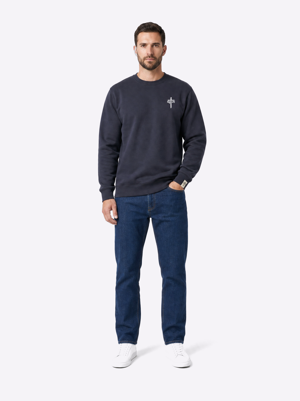 Mannelijk model draagt Stand Firm Ink Blue sweater voorkant