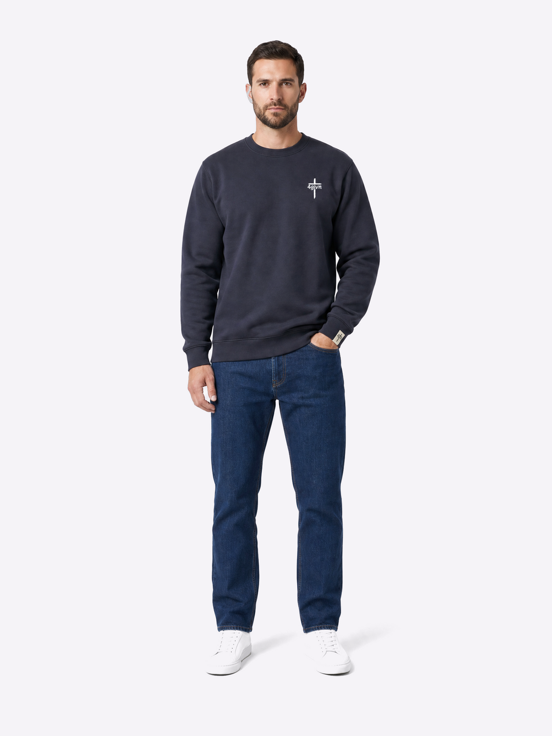 Mannelijk model draagt Stand Firm Ink Blue sweater voorkant