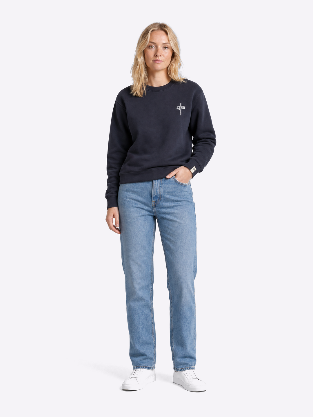 Vrouwelijk model draagt Stand Firm Ink Blue sweater voorkant