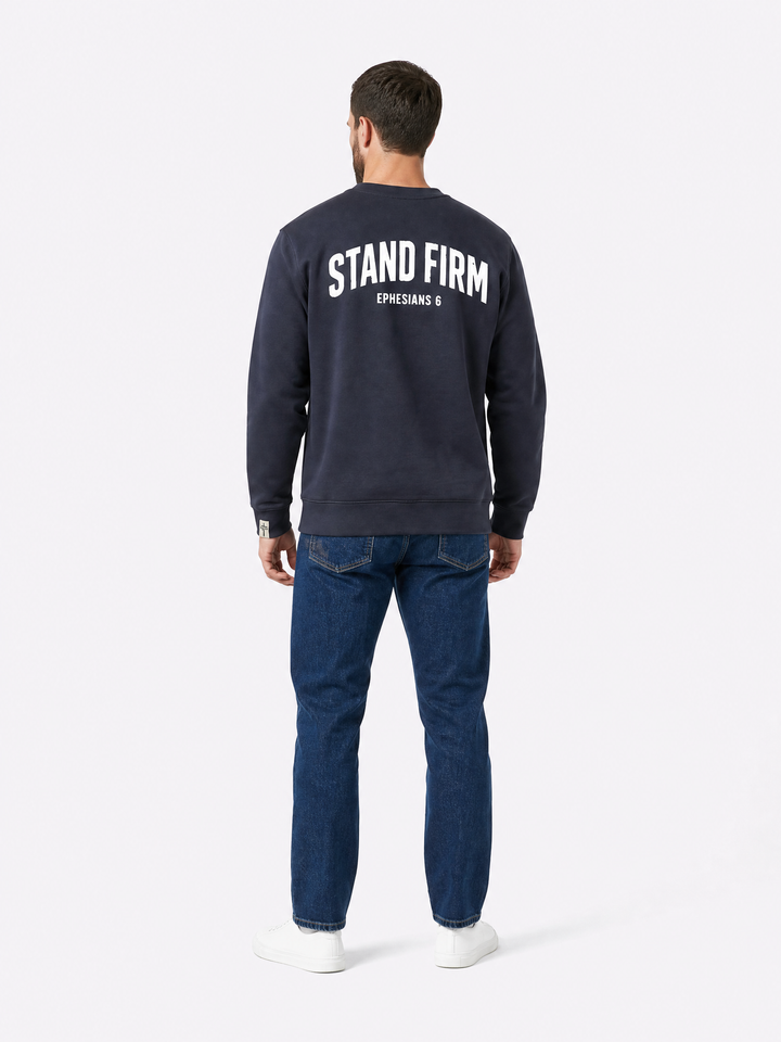 Mannelijk model draagt Stand Firm Ink Blue sweater achterkant