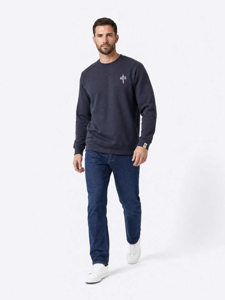 Mannelijk model draagt Stand Firm Ink Blue sweater in motion