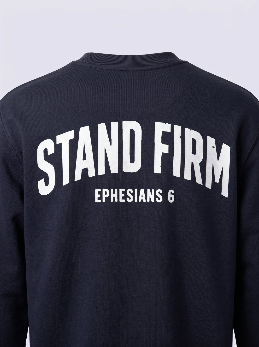 Detail van de Stand Firm rugprint op de Ink Blue sweater