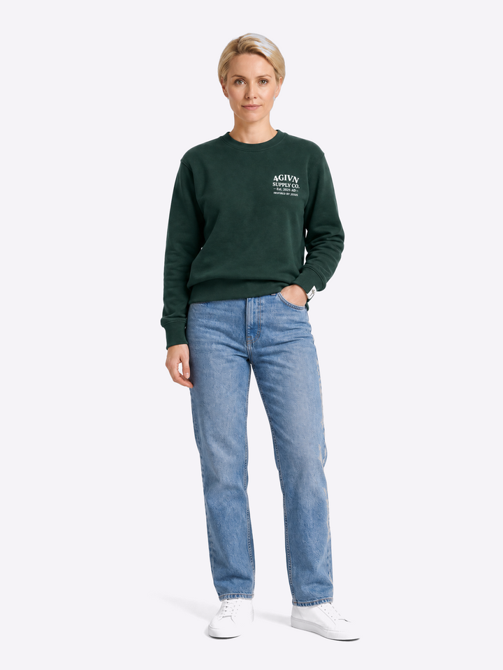 Vrouwelijk model draagt 4GIVN Signature Crew Pine Green sweater voorkant