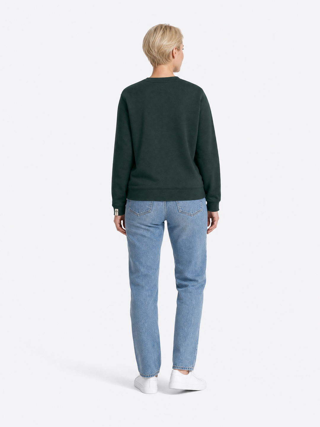 Vrouwelijk model draagt 4GIVN Signature Crew Pine Green sweater achterkant