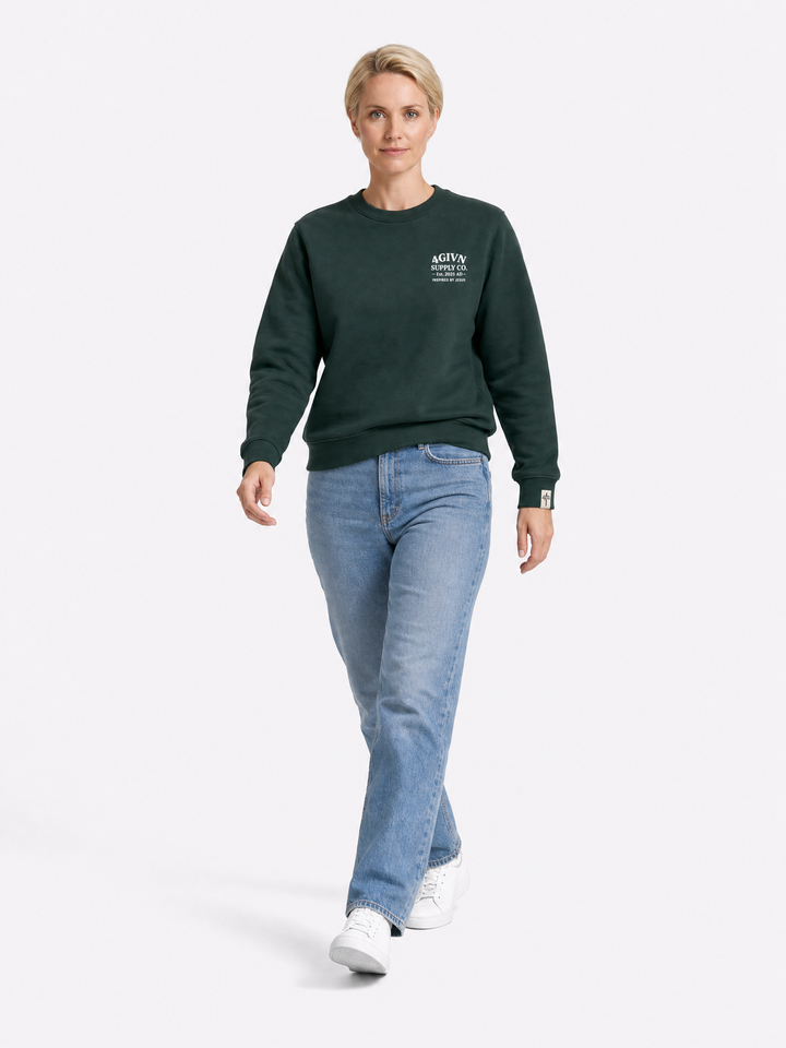 Vrouwelijk model draagt 4GIVN Signature Crew Pine Green sweater in motion
