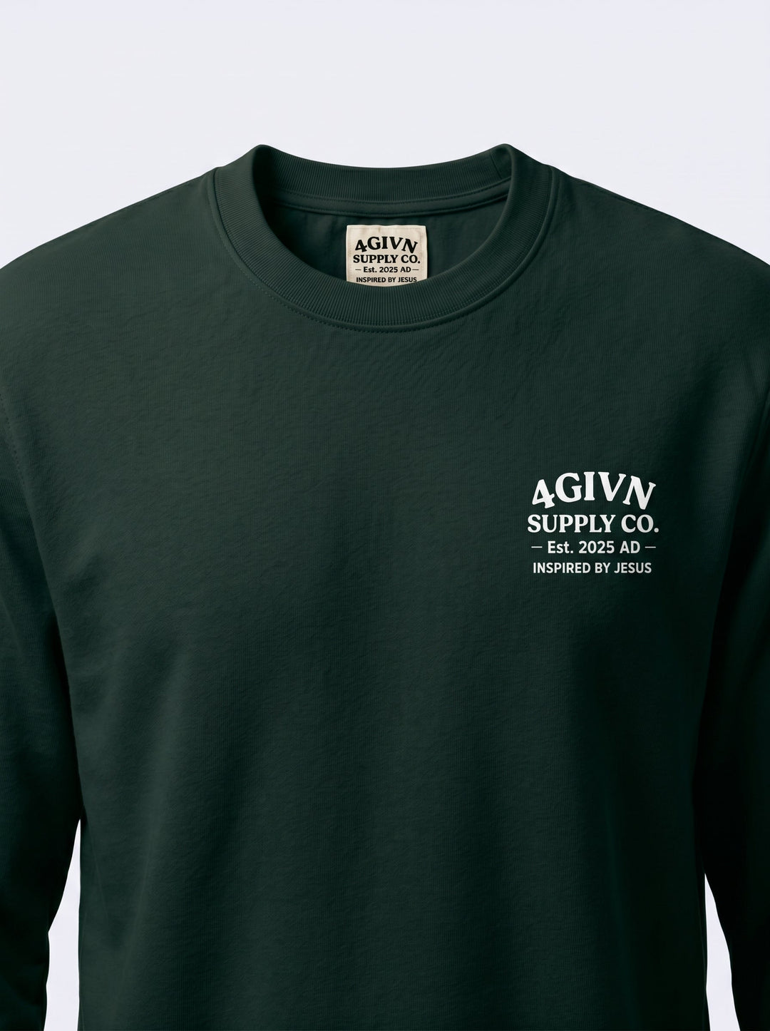 Detail van het 4GIVN Supply borstlogo op de Pine Green Signature Crew sweater