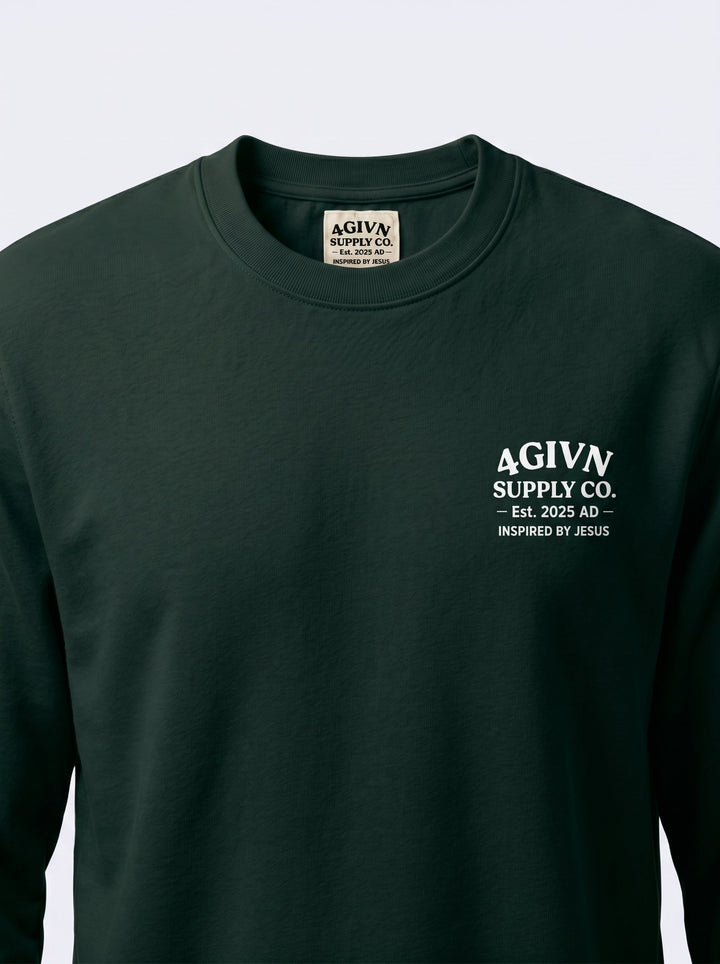 Detail van het 4GIVN Supply borstlogo op de Pine Green Signature Crew sweater