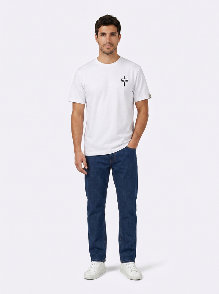Mannelijk model draagt Walk by Faith wit T-shirt voorkant