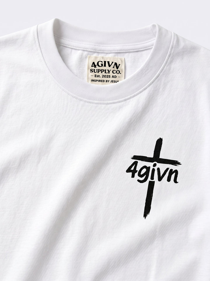 Detail van het 4GIVN borstlogo op het witte Walk by Faith T-shirt