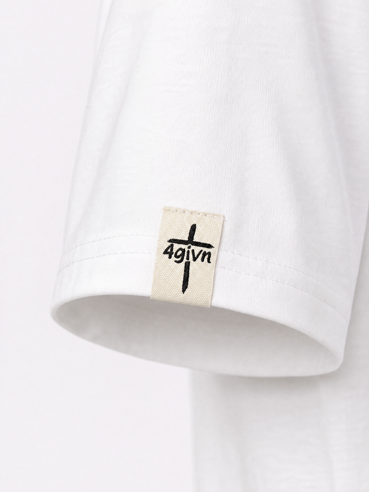 Detail van het 4GIVN mouwlabel op het witte Walk by Faith T-shirt
