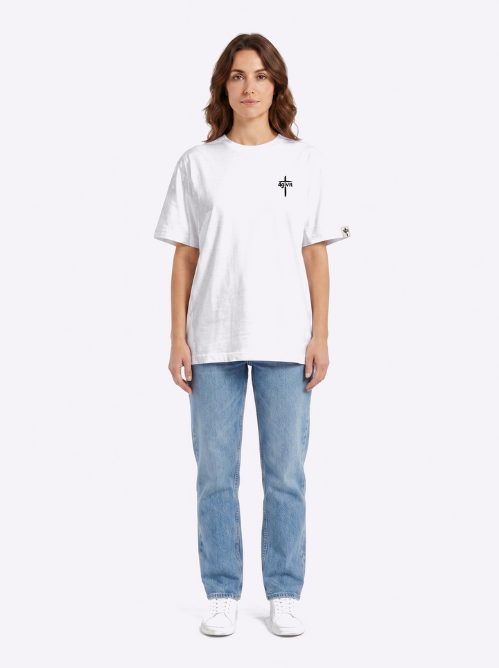 Vrouwelijk model draagt Walk by Faith wit T-shirt voorkant