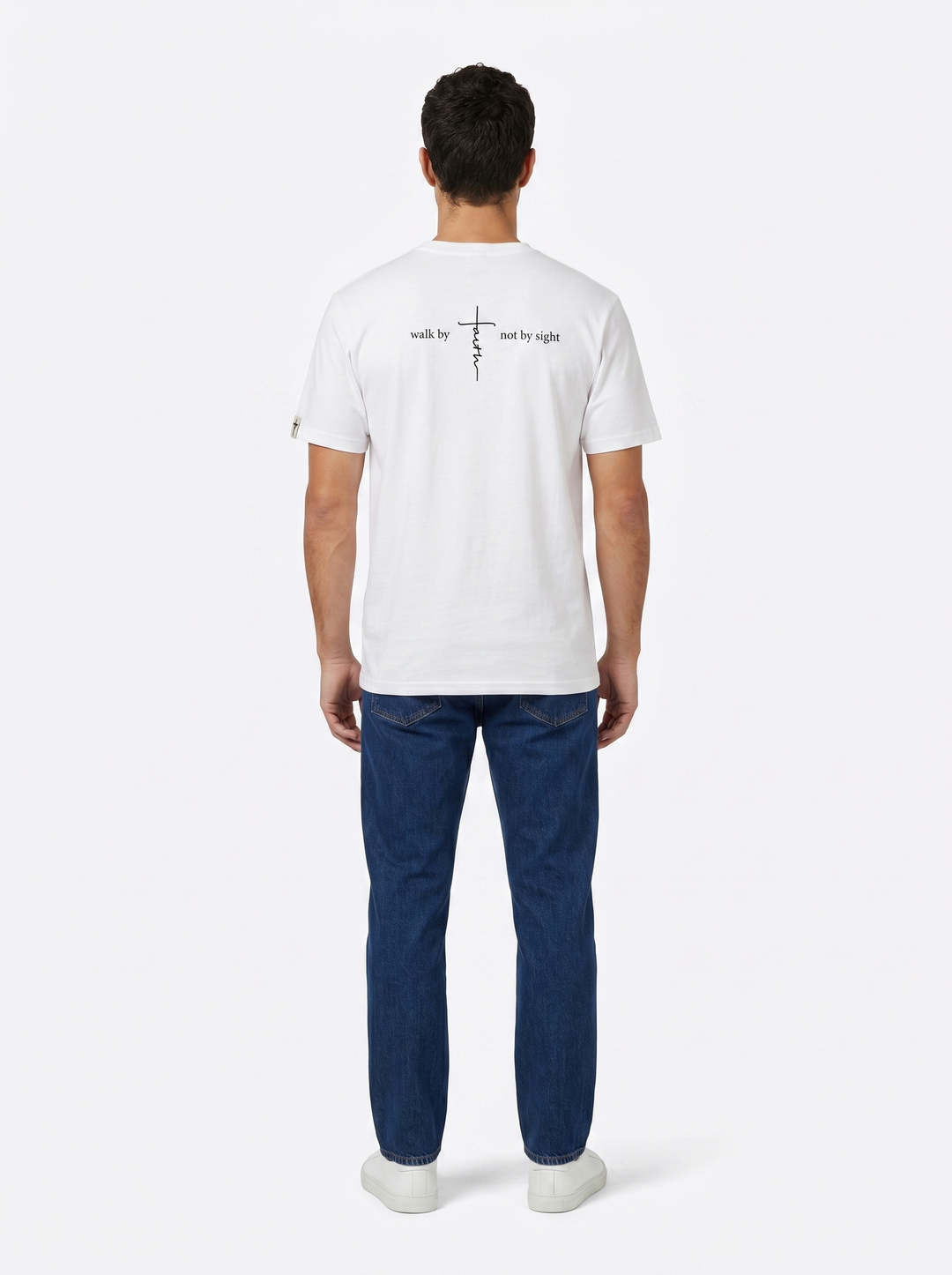 Mannelijk model draagt Walk by Faith wit T-shirt achterkant