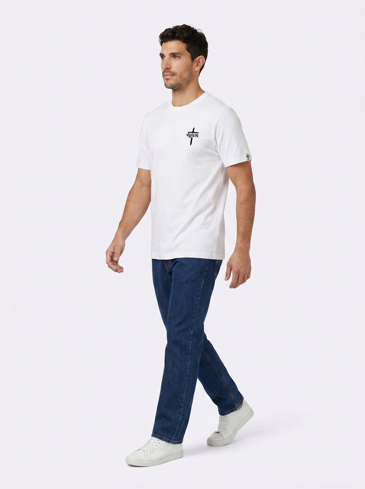 Mannelijk model draagt Walk by Faith wit T-shirt in motion