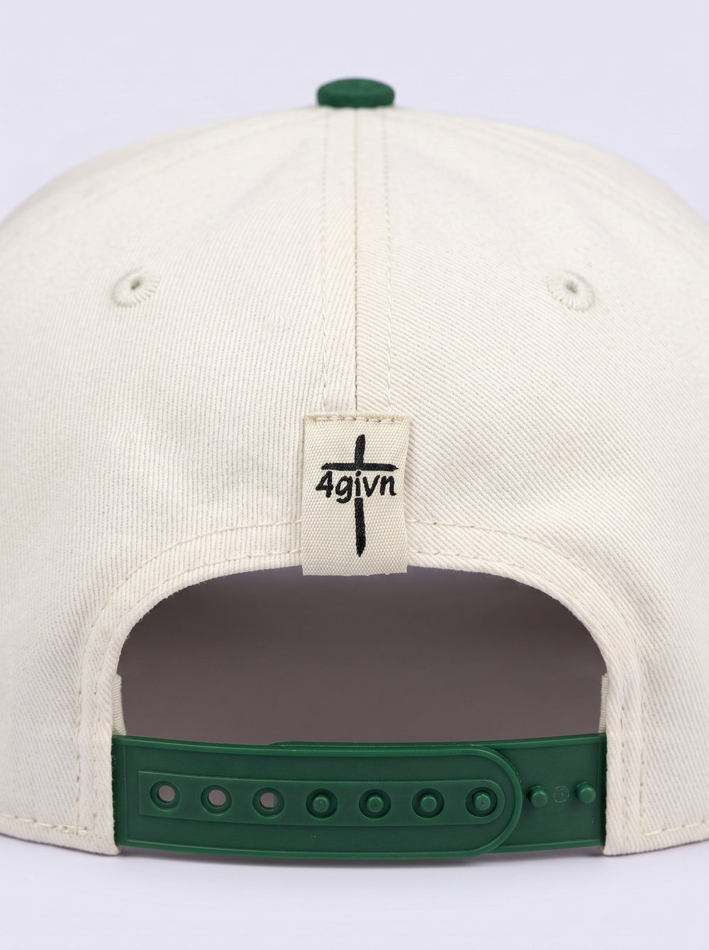 4GIVN Signature Cap pine green off-white achterkant met kruislabel en sluiting