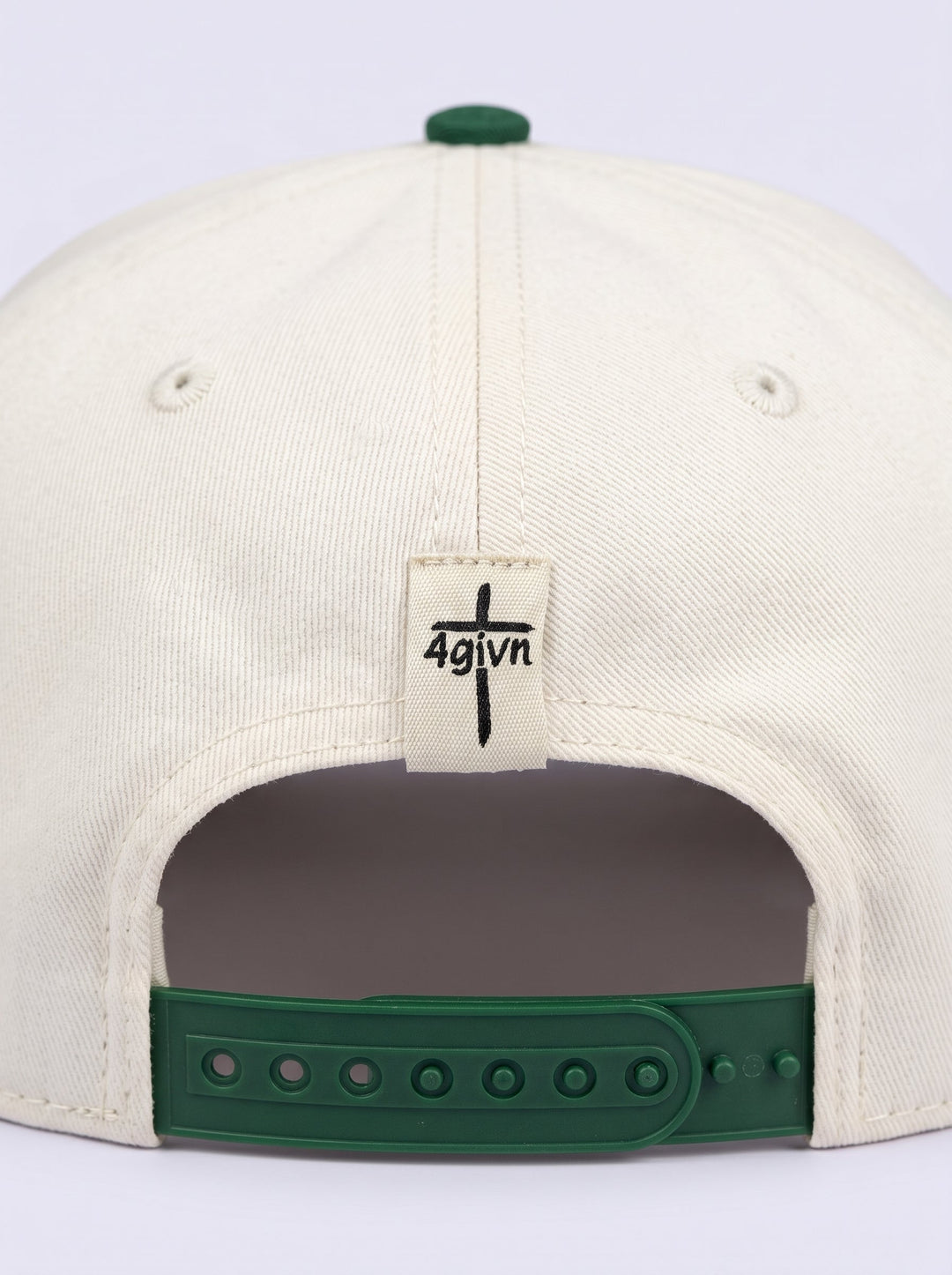 4GIVN Signature Cap pine green off-white achterkant met kruislabel en sluiting